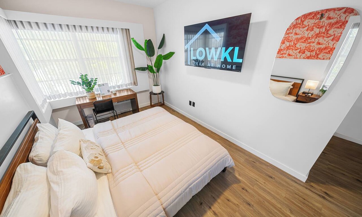 City Center Hotel | Superior King - Steps from the Sand - Includes Parking, Beach Chairs & More