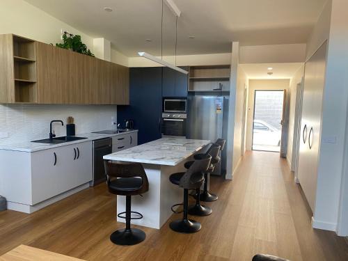 Kings Meadows Apartment | Superior & Luxe 2BR Apartment Villas Al Fresco Patio Free Parking & WIFI