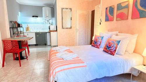 Blois Apartment | Superlogis - Studio Le Pastel - hyper-center of Blois