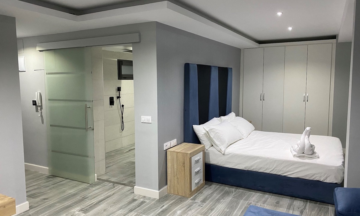 Linares Apartment | Supreme Silver