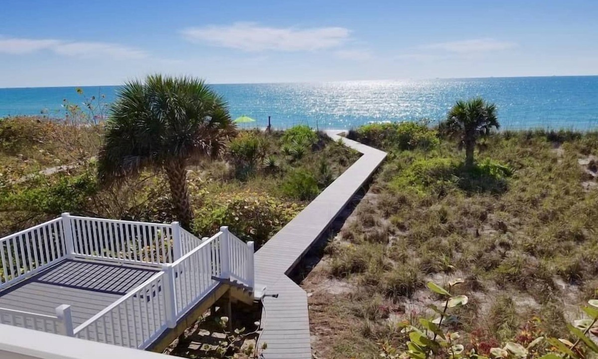 Placida House | Surf's Up: Beachfront cottage, separate guest apartment, room for everyone!