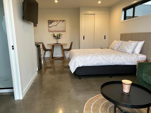 Ocean Beach Apartment | Surf & Turf Romantic Coastal Retreat - Close to Ocean Beach
