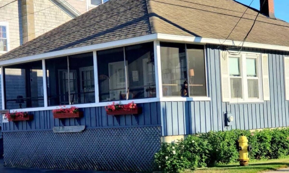 Old Orchard Beach Cottage | Surfside Beach Cottage 3 bed steps to sand