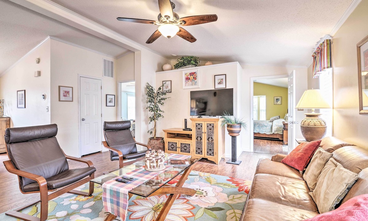 Garden City House | Surfside Beach Home w/Resort Perks: Walk to Beach