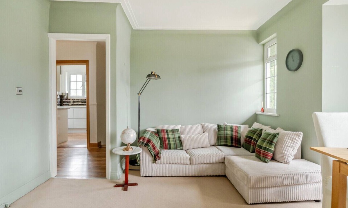 Weybridge Apartment | Surrey's Charming Modern Maisonette with Parking - Pass the Keys