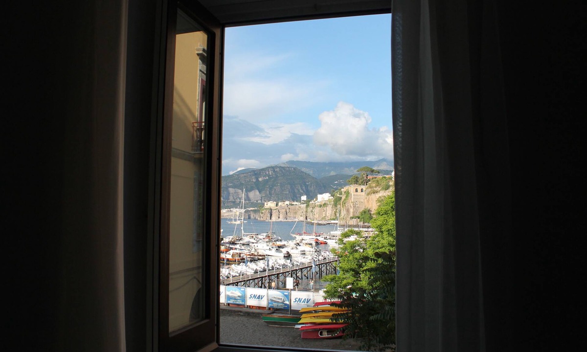 Sorrento City Centre Bed & Breakfast | Surriento Suites