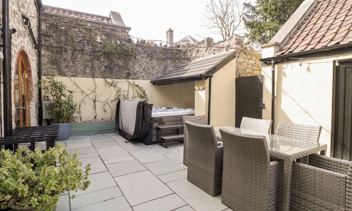 Weston-super-Mare Cottage | SUTHERLAND BARN, pet friendly, character holiday cottage in Hutton