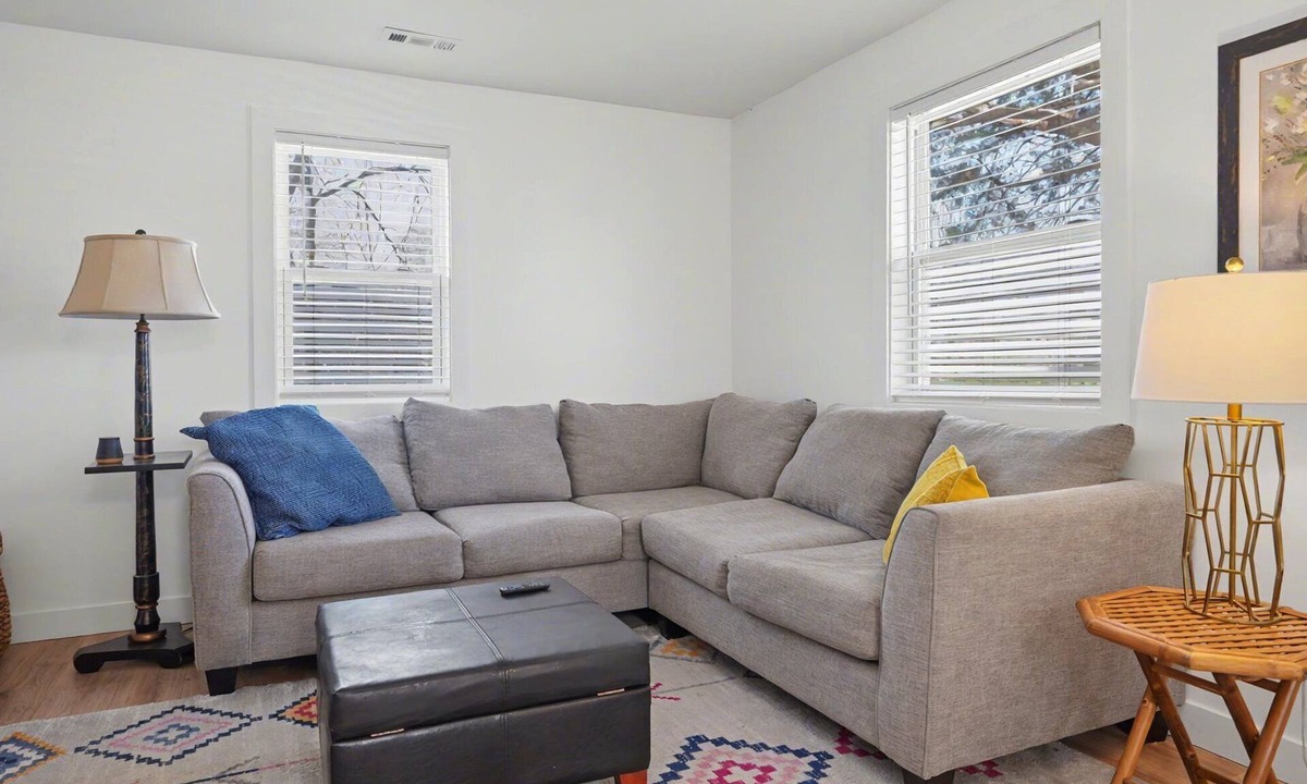 Lawrence House | Suzie’s Place—-Charming 2-bedroom house in Lawrence. Minutes north of Downtown.