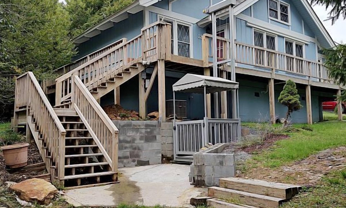 Beech Mountain Ski Chalet | SW-46 Discounted Concert Packages! Blue Heaven Chalet Walkway to Ski Slopes
