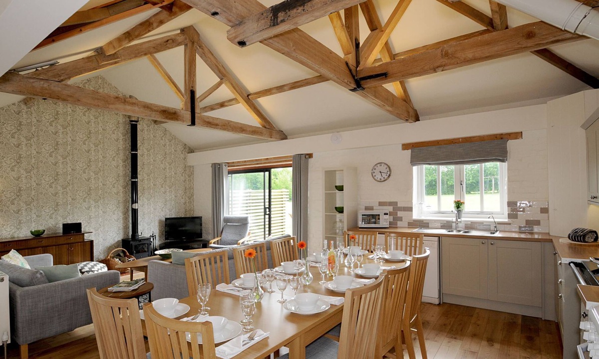 Sculthorpe Cottage | Swallows Nest cottage sleeps 10 guests in 6 bedrooms.