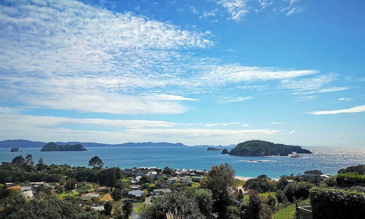 Hahei Apartment | Sweeping panoramic views of Hahei beach and offshore islands