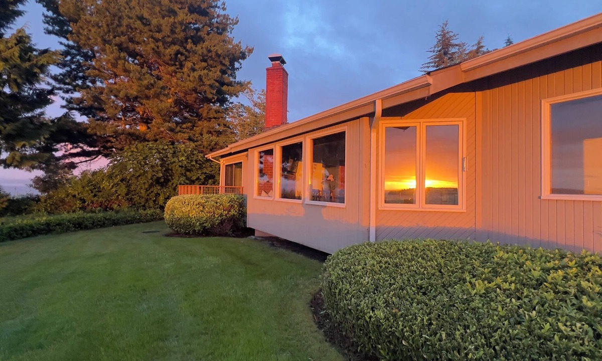 Hansville House | Sweeping waterfront sunsets · Seattle Gym Dogs