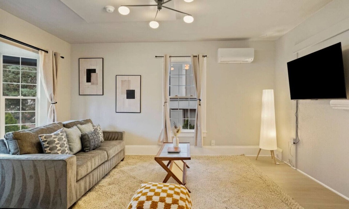 University District House | Sweet 4BR Steps from UW | Prime Location @Seattle