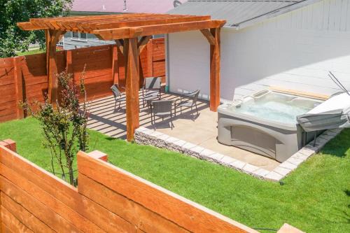 Jasper House | Sweet Jasper Suite-Summer Getaway in Jasper with Hot Tub
