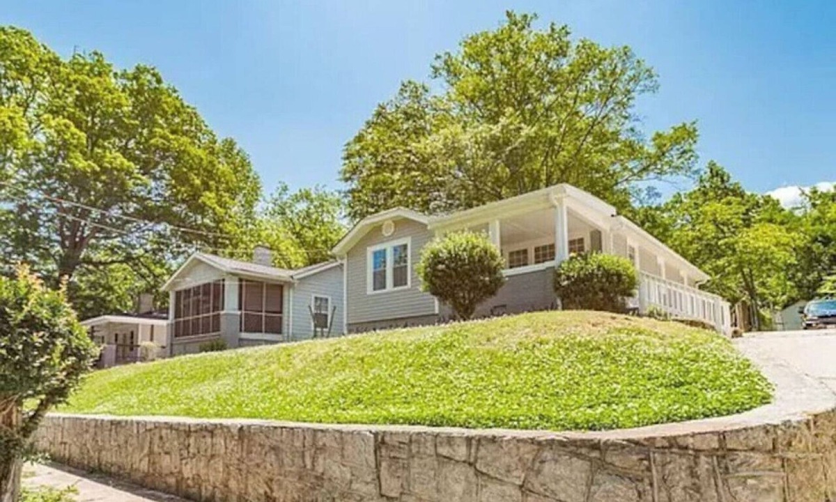 Sylvan Hills House | Sweet Sylvan Hills 3/2 - Ten Minutes to Airport