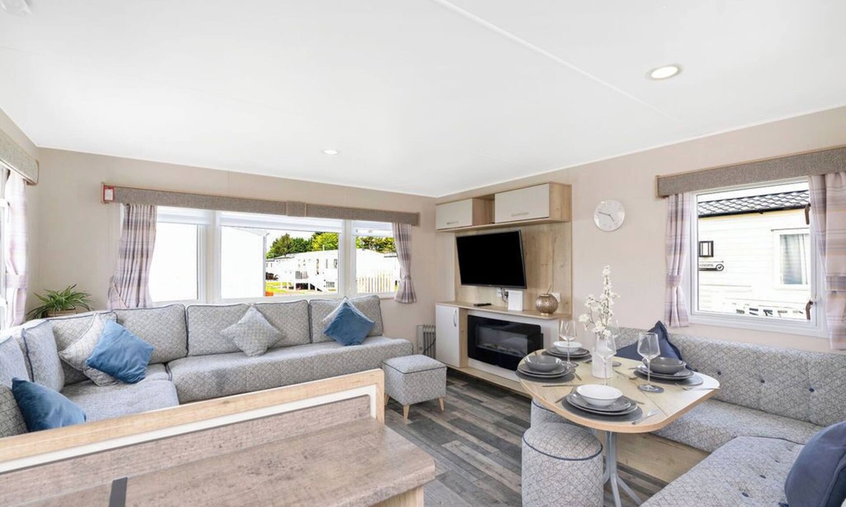 Prestonpans Apartment | swimming pool, entertainment complex, and children's play areas.