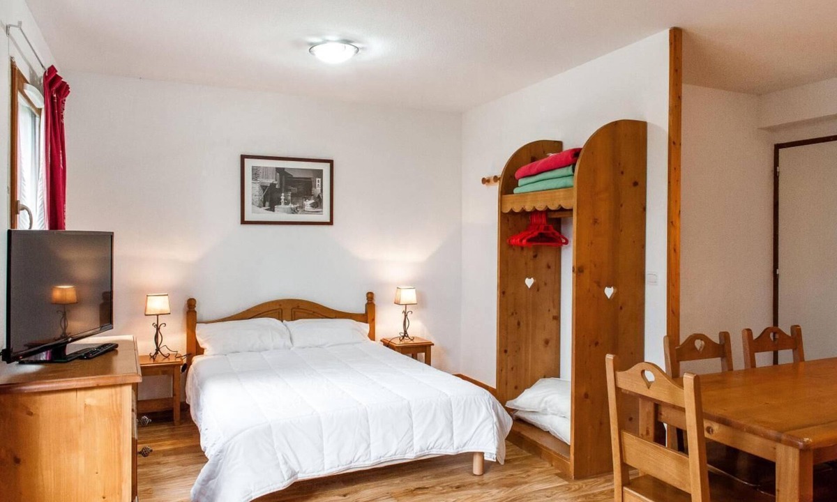 Besse-et-Saint-Anastaise Apartment | Swimming pool, terrace, balcony, parking, tv, ski locker, 35m², Super Besse