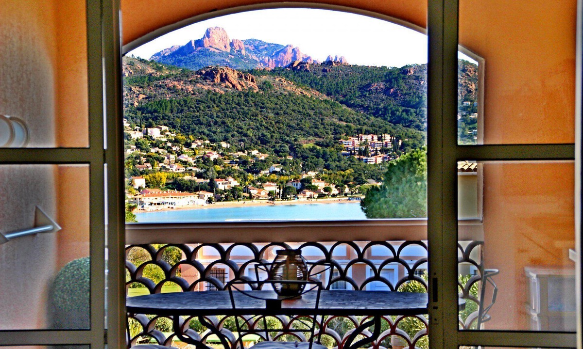 Cap Esterel Apartment | Swimming pools, entertainment, beach 300m away, air-conditioned, towels wifi free parking