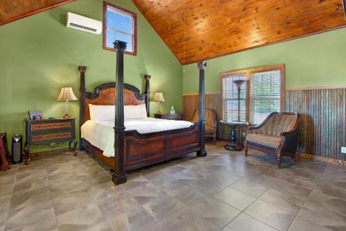 Dripping Springs House | Swing On Inn- Hankie Pankie Cottage