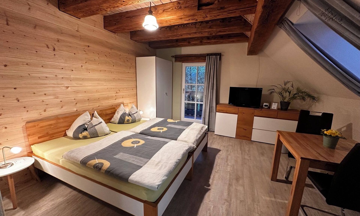 Frensdorf Bed & Breakfast | Swiss stone pine apartment - 10 minutes from the gates of Bamberg Gästehaus Roensch