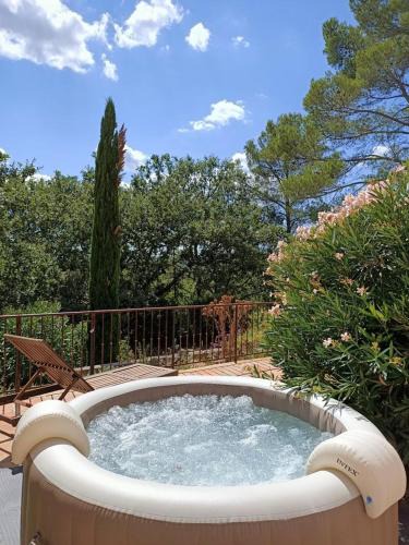 Entrecasteaux House | Sympathique Maison Climatisée au Calme & Whirlpool Privée!