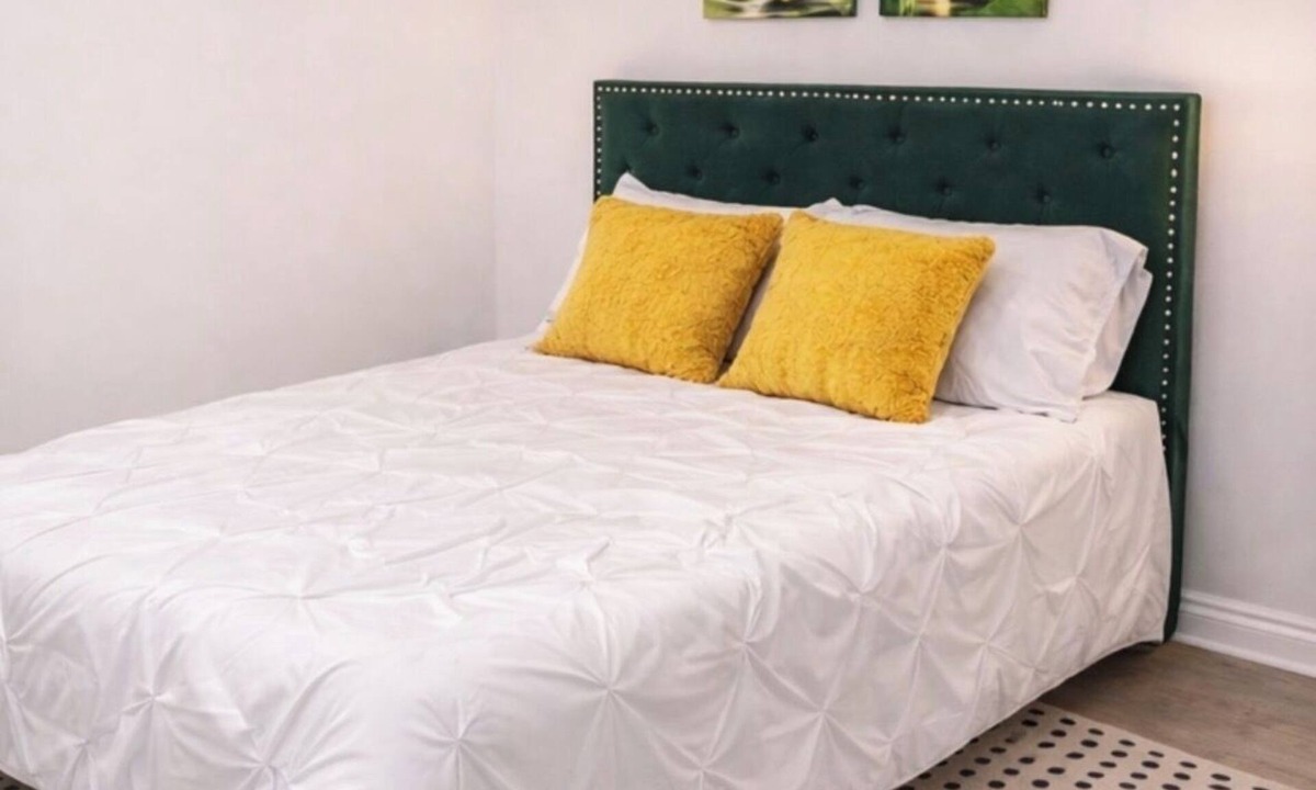 Oshawa House | t Private suite W bathroom & laundry -Oshawa . Great for out of town travellers