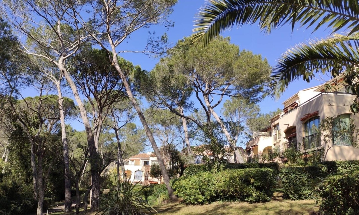 Valescure Apartment | T2 Golf de Valescure, swimming pool, tennis court and private garden