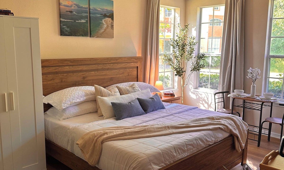 Windwood Bay Apartment | Ta-da! How does this look? nModern Vacation Studio Minutes Away From The Parks!