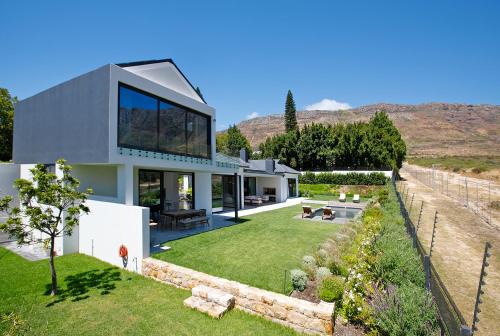 Steenberg Estate Villa | Table Mountain Constantiaberg view