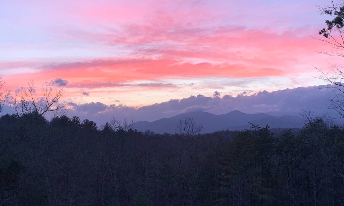 Marion House | Table Rock Sanctuary: Long range mountain view with hot tub.