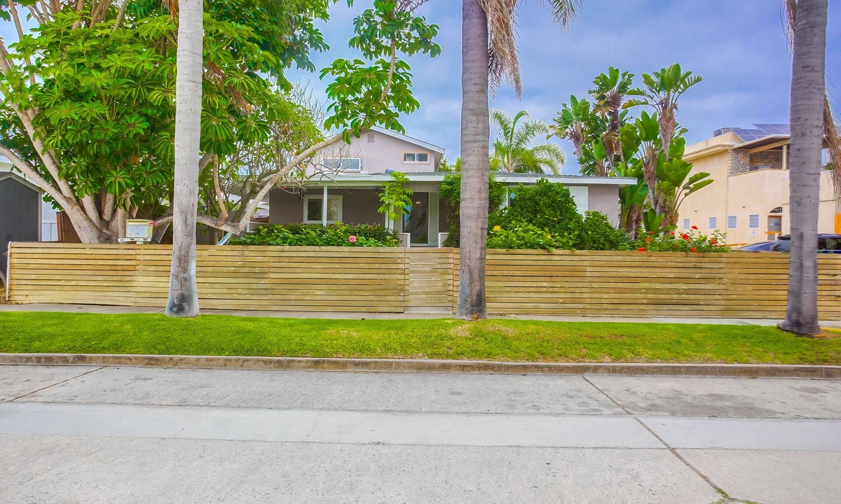 Olde Solana Beach Cottage | Table Tops Beach Cottage in Solana Beach