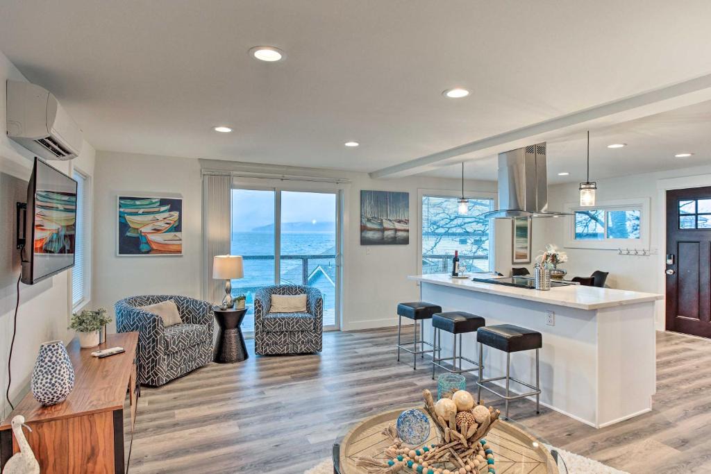 Tacoma House | Tacoma 'Dash Point Beach Cabin' w/Balcony!