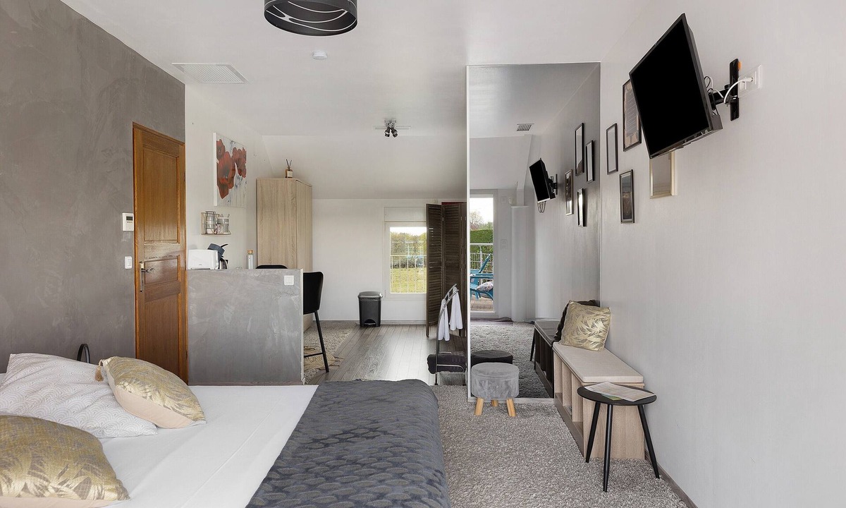 Saint-Georges-sur-Cher Bed & Breakfast | Take Off Guest Room – Le Petit Villeneuve