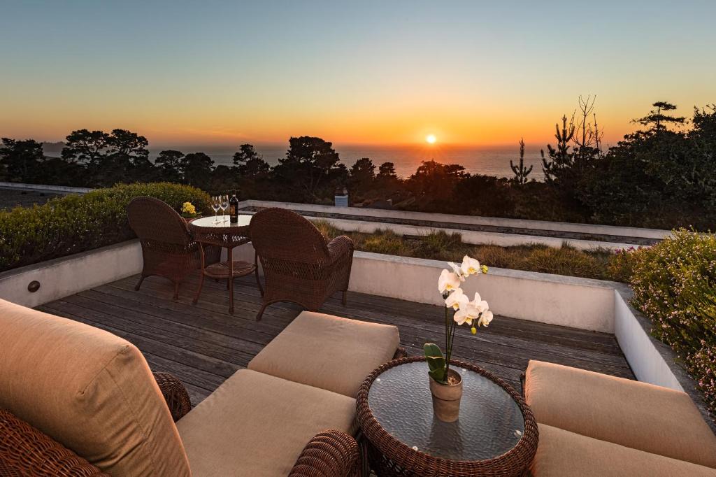 Northwest Carmel Hotel | Tally Ho Inn