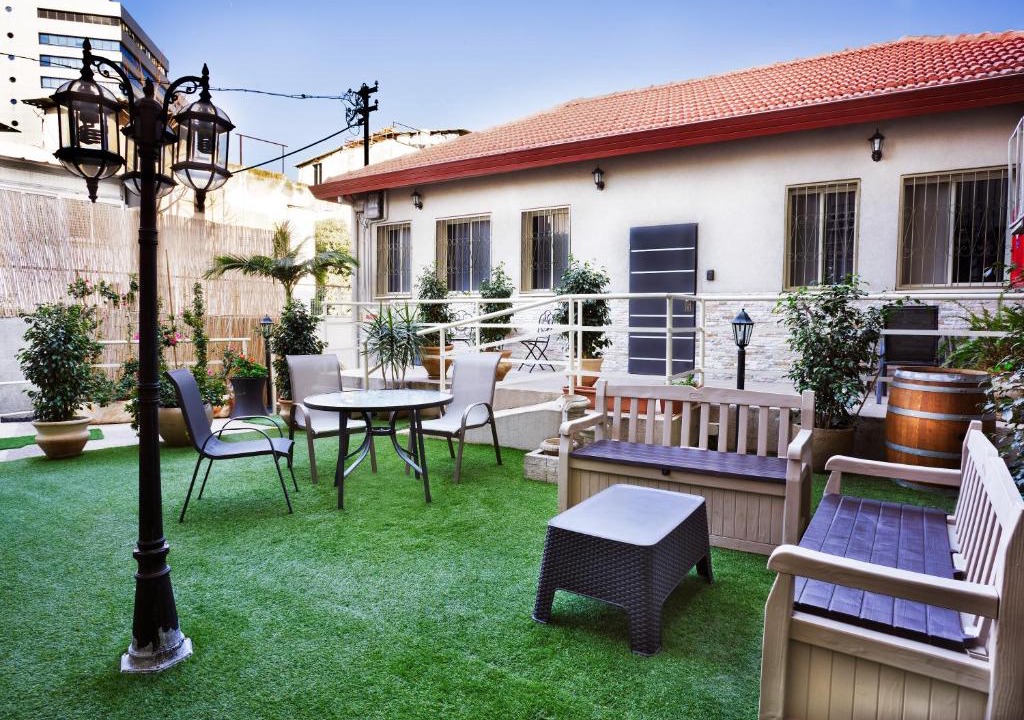 Haifa Apartment | Talpiot Garden Studios by Loui
