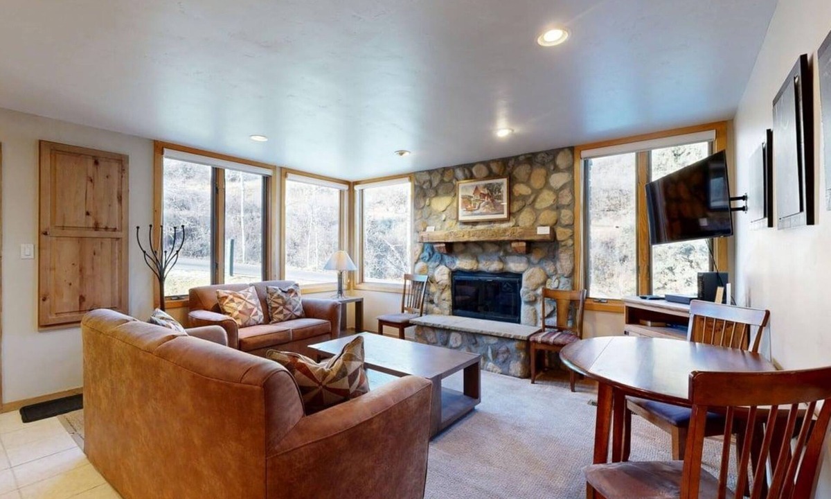 Snowmass Village Condo | Tamarack - Steps to the Slopes + ASE Transportation