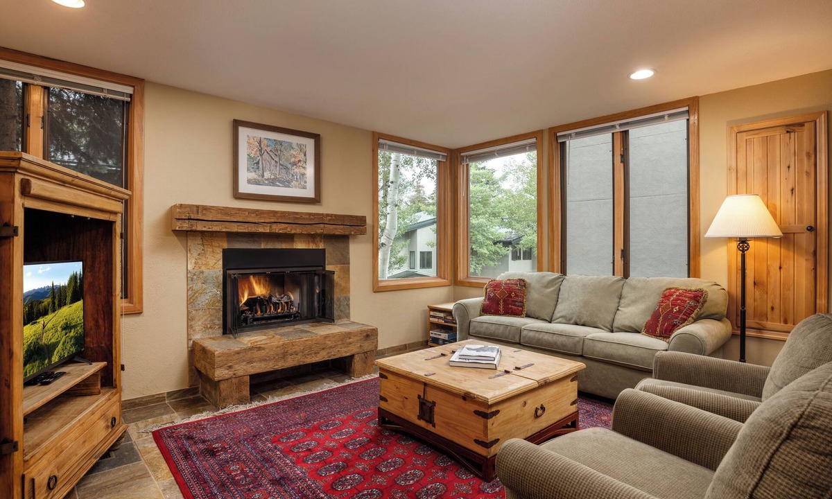 Snowmass Village Condo | Tamarack - Steps to the Slopes + ASE Transportation