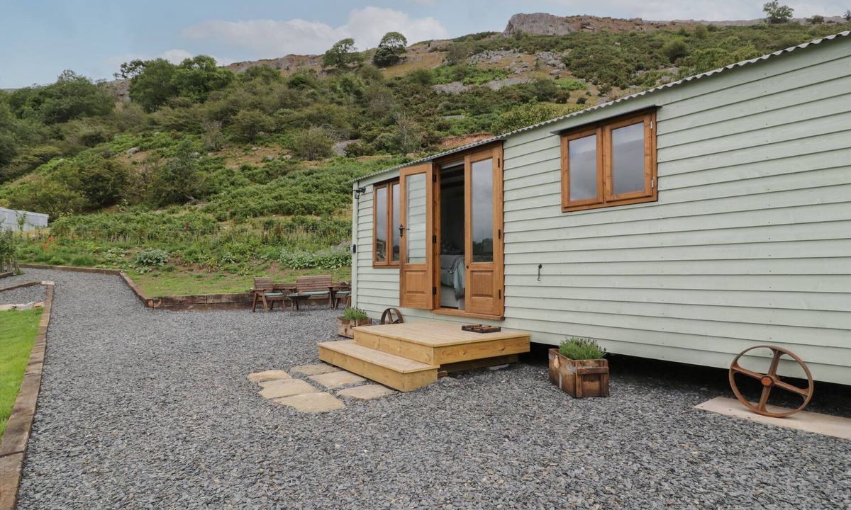 Acrefair Cottage | TAN Y CASTELL SHEPHERDS HUT, romantic, with a garden in Llangollen