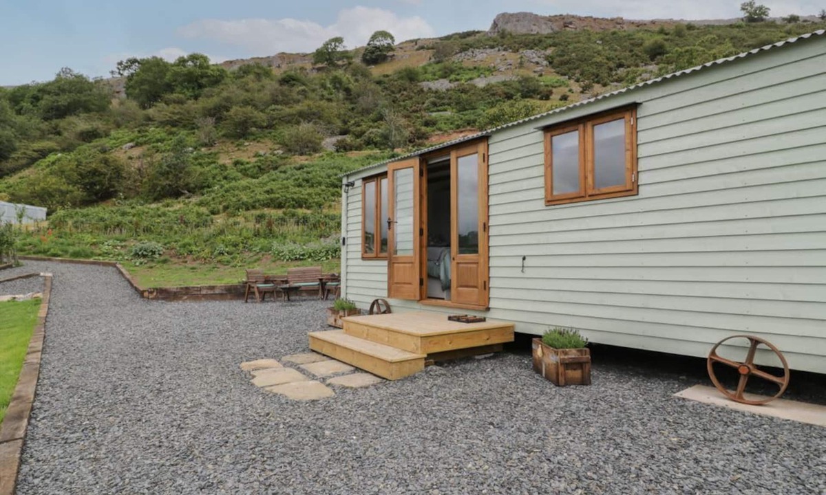 Acrefair House | Tan Y Castell Shepherds Hut,.