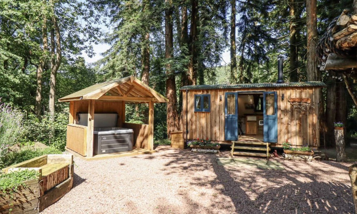 Kingswood House | Tanglewood Shepherds Hut, Welshpool