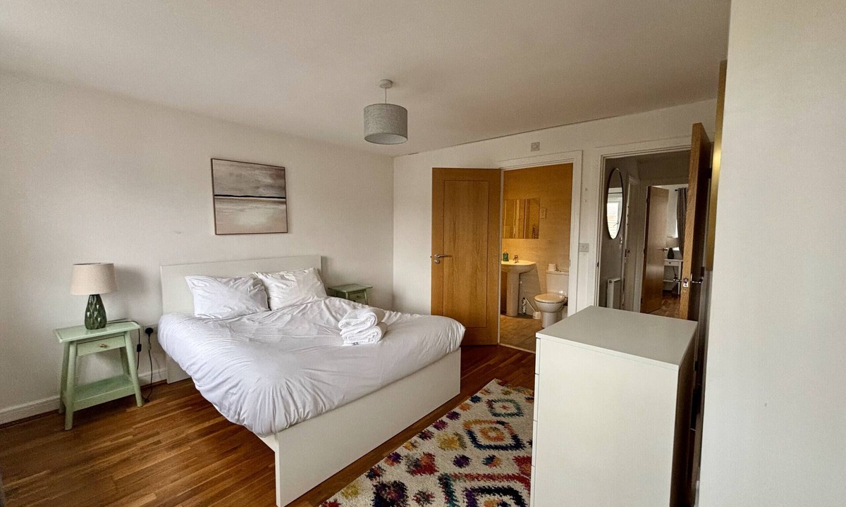 Bray on Thames Ski Chalet | Taplow Spacious Stylish Four Bedroom Townhouse