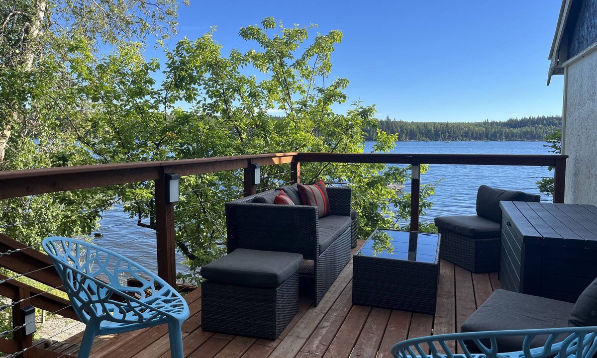 Vanderhoof Cabin | Tapping Beach Retreat-Lakefront property with room for everyone!
