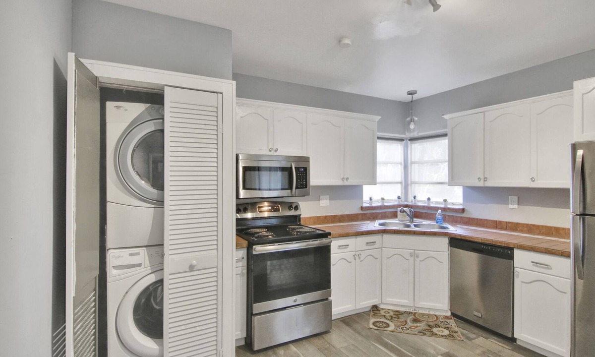 Tarpon River House | Tarpon River Estate – 2 Chic Homes Perfect for Groups w/Pool, 10 Min to Beach!