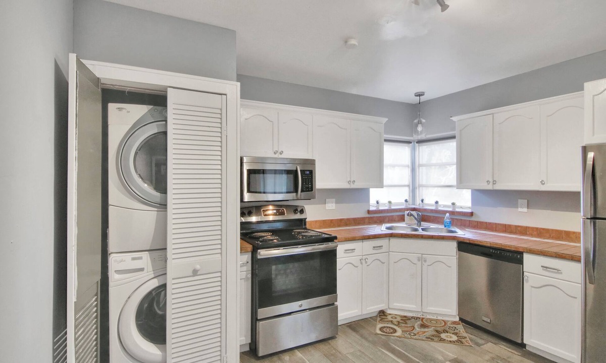 Tarpon River House | Tarpon River Getaway – Modern 2 BDR on Water