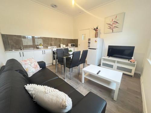 Greenacres Apartment | Tasha's Duplex on Muller