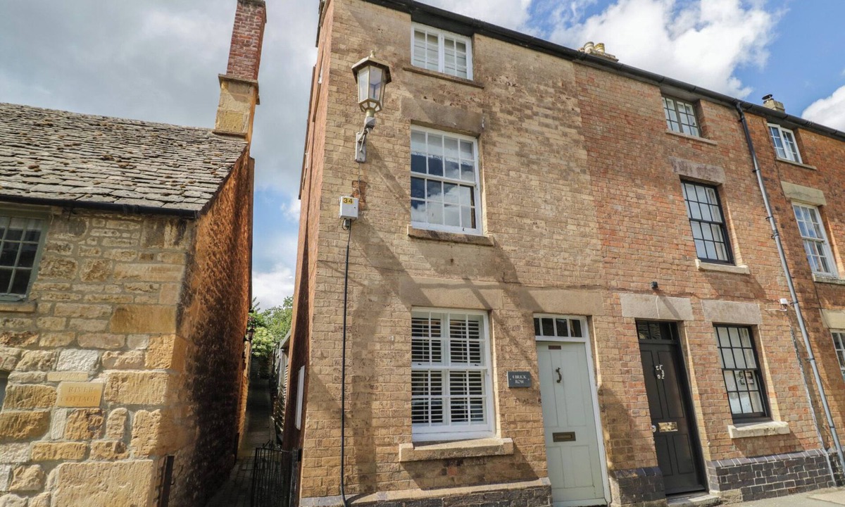 Chipping Campden House | TEA TREE COTTAGE, pet friendly, with open fire in Chipping Campden