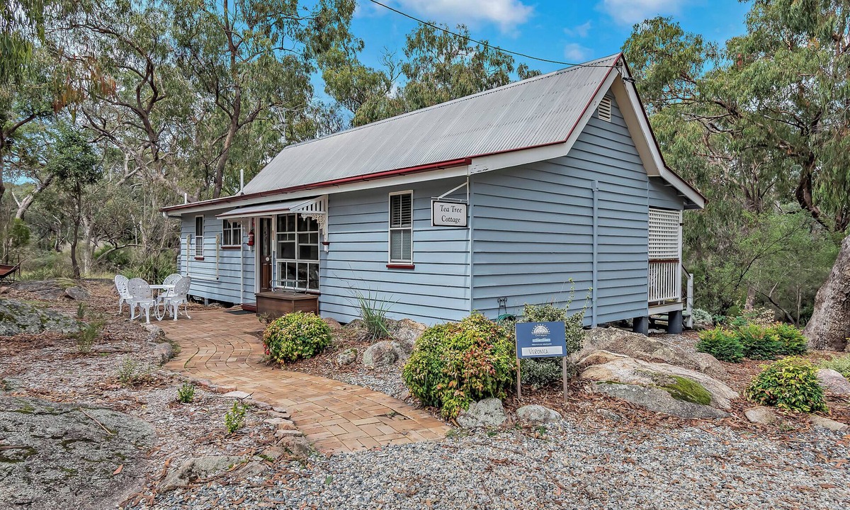 Diamondvale Cottage | Tea Tree Cottage, luxury 2 bedroom cottage at Diamondvale Estate with fireplace