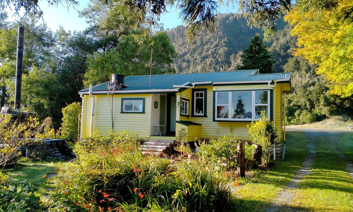 Hari Hari Cottage | Teapot Cottage (cute and cozy 1950's time-warp)