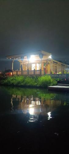 Dal Lake House | Tehran House boat