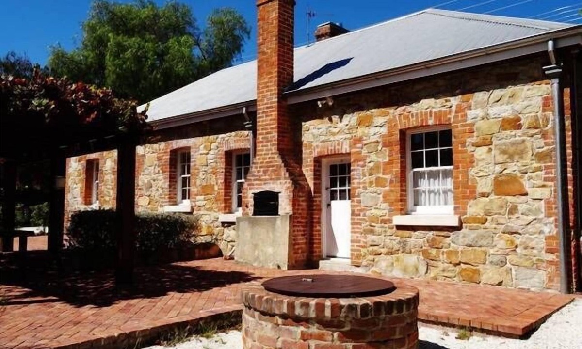 Tenterfield Cottage | TENTERFIELD ACCOMMODATION’s“Red Rose Cottage”